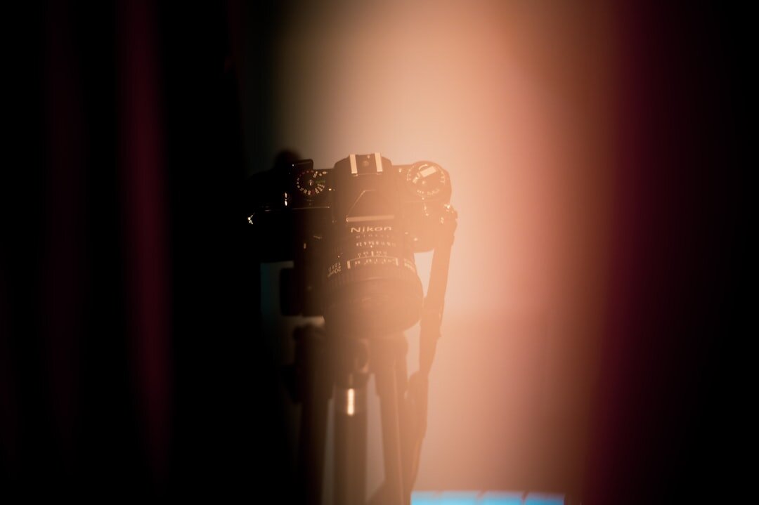Micrófono de estudio de televisión iluminado en una sala de entrevistas vacía
